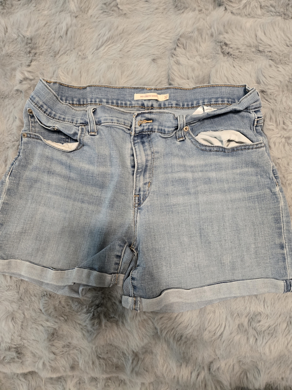Levi's Mid Length Light Wash Cuffed Denim Jean Shorts Size 32